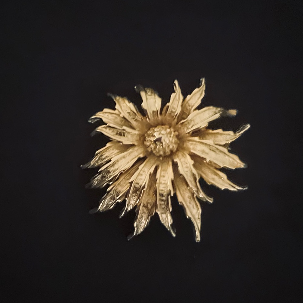 #228 Vintage Signed Arthur Pepper 2 Layer Goldtone Flower Brooch Pin